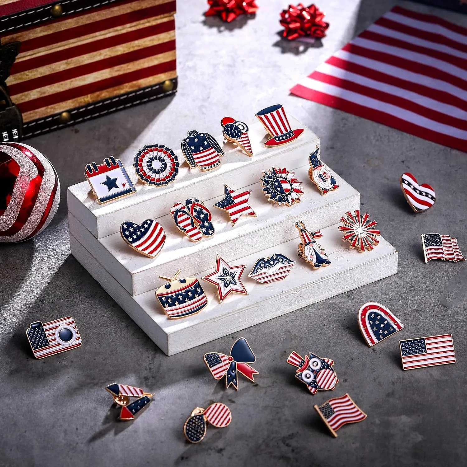 Giegxin 40 Pcs American Flag Pins Bulk 4th of July Lapel Pins Gift USA Pin for Backpacks Red White and Blue Brooch Patriotic Gift for Clothes Bags Accessories