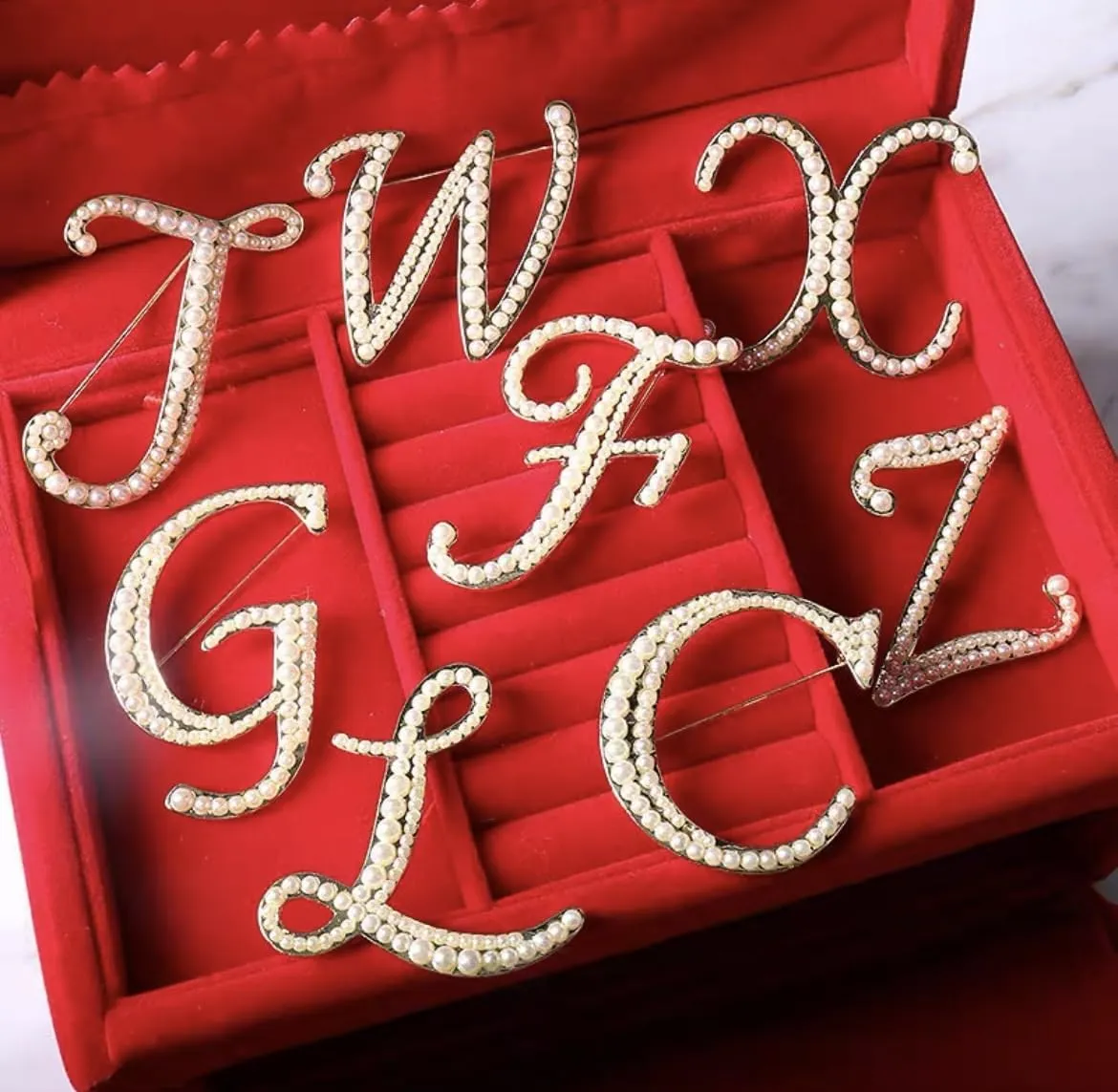 Gold Initial Letter A-Z Brooch Pin Imitation Pearl Initial Letter Pin Gold 26 Alphabets Badges Breastpin for Women Girls Clothing Hat Bags Decor