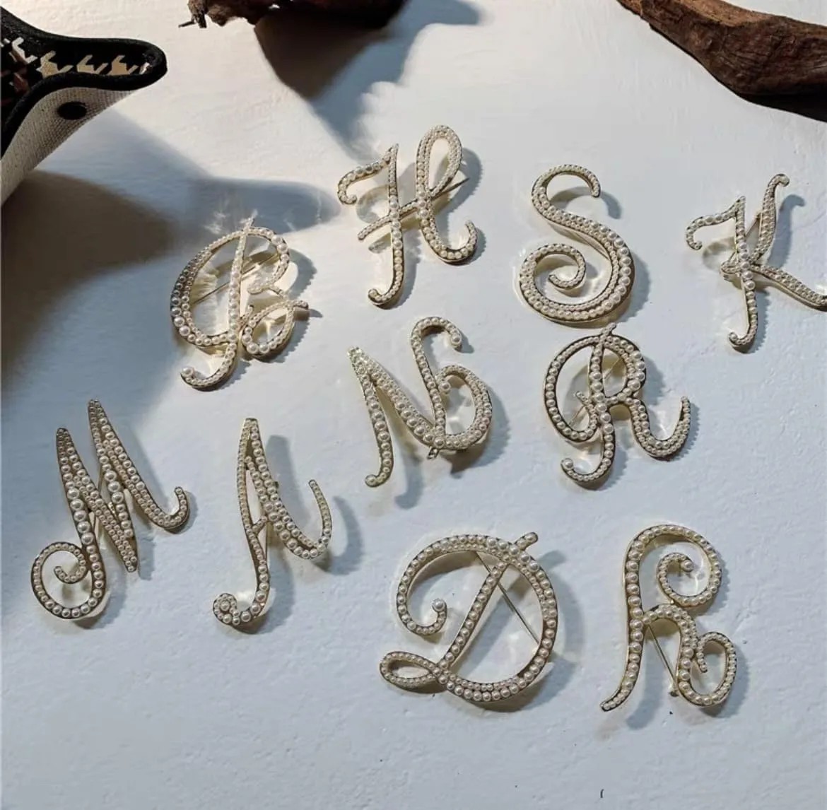 Gold Initial Letter A-Z Brooch Pin Imitation Pearl Initial Letter Pin Gold 26 Alphabets Badges Breastpin for Women Girls Clothing Hat Bags Decor