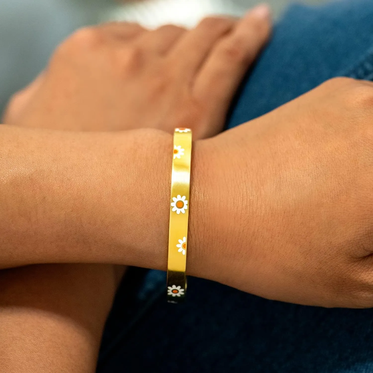 Story Jewellery Bange Cuff Bracelets for Women Teen Girls, Daisy Sunflower Cuff Bracelet Bangle Gifts for Her Mom Daughter Friends Besties Sisters Mantra Engraved Birthday Christmas Jewelry