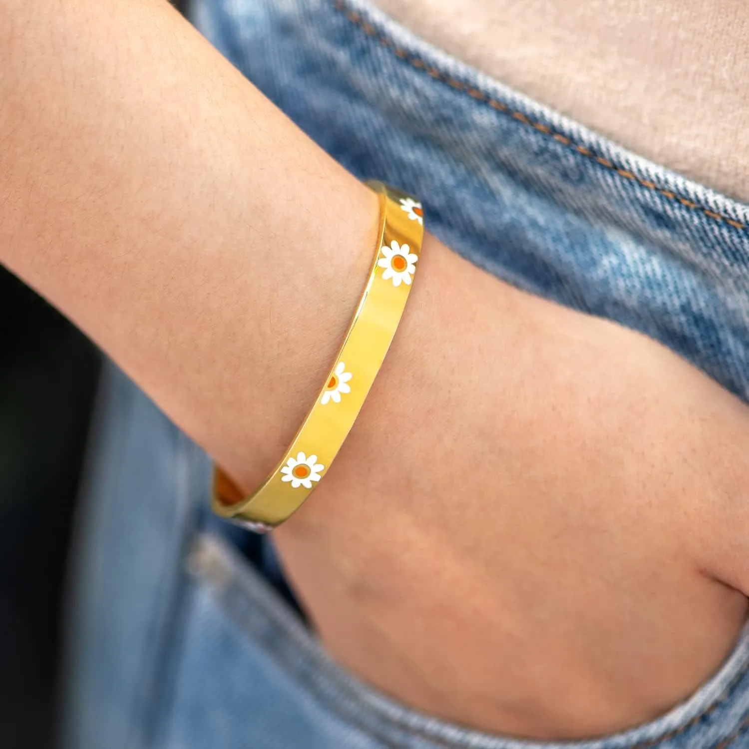Story Jewellery Bange Cuff Bracelets for Women Teen Girls, Daisy Sunflower Cuff Bracelet Bangle Gifts for Her Mom Daughter Friends Besties Sisters Mantra Engraved Birthday Christmas Jewelry
